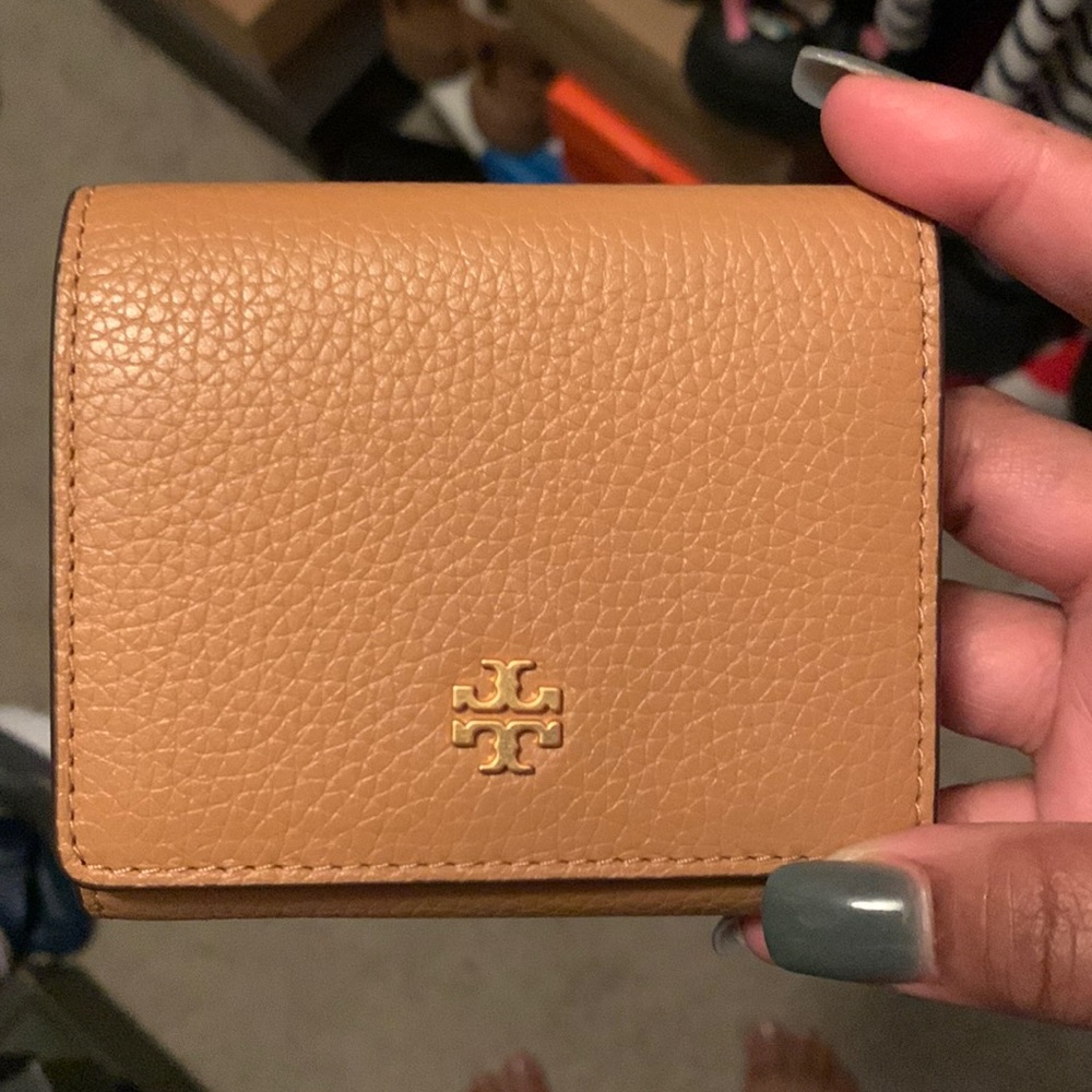Small tan Tory wallet to match the bag previously posted.